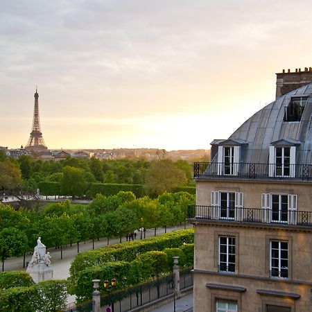 Hotel Regina Louvre Paris Exterior foto View of the Eiffel Tower from the hotel