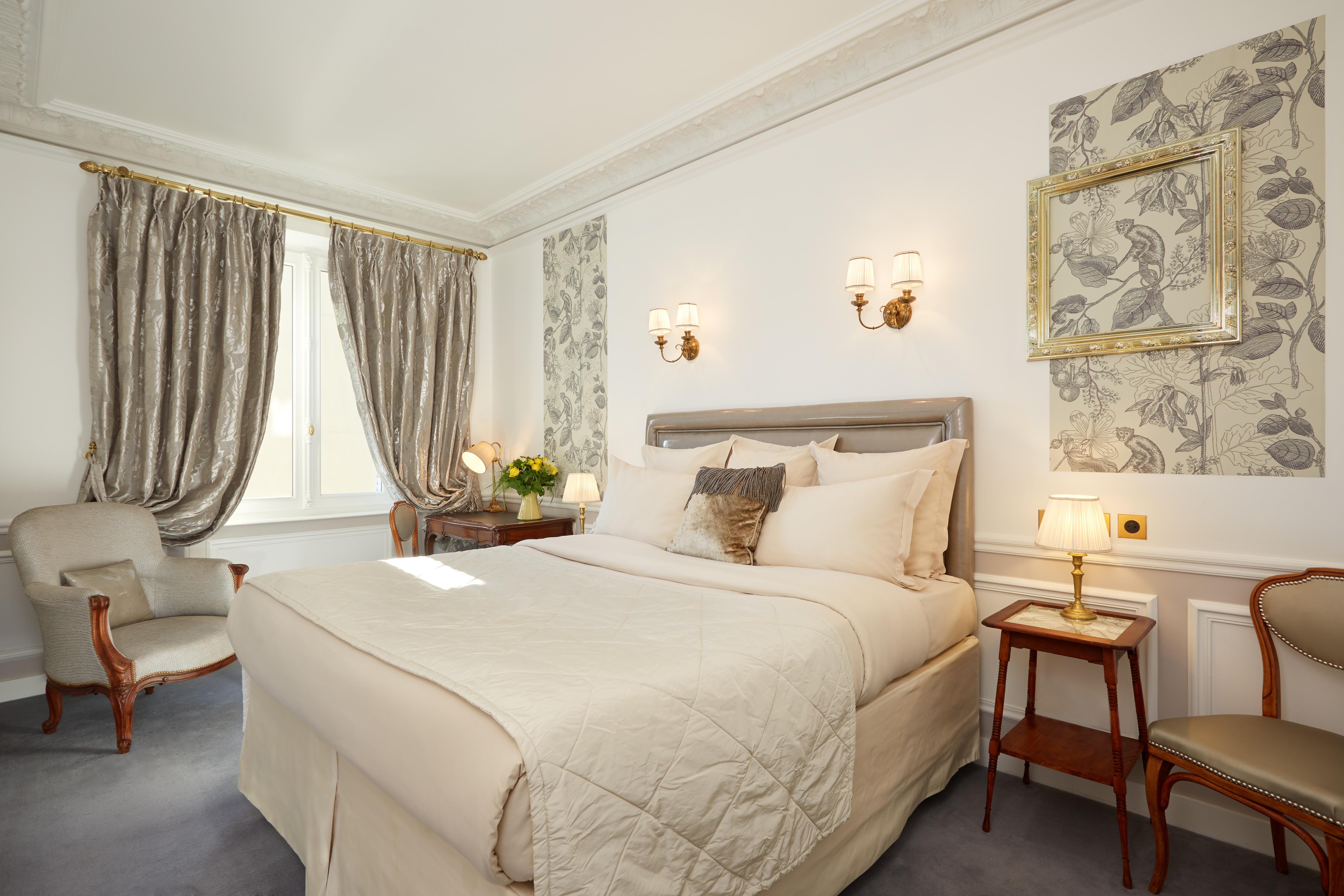 Hotel Regina Louvre Paris Exterior foto A bedroom at the hotel