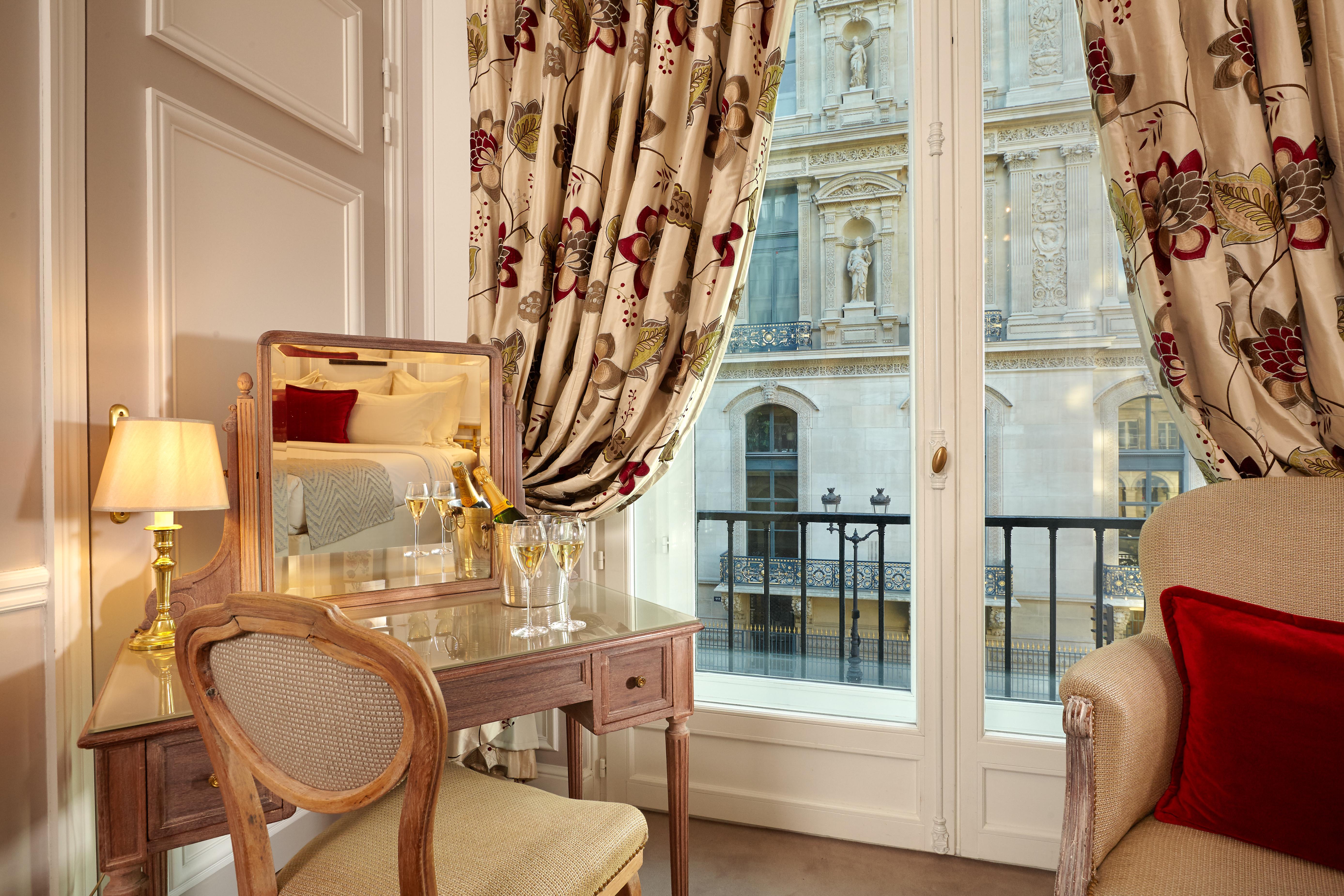 Hotel Regina Louvre Paris Exterior foto A room at the hotel