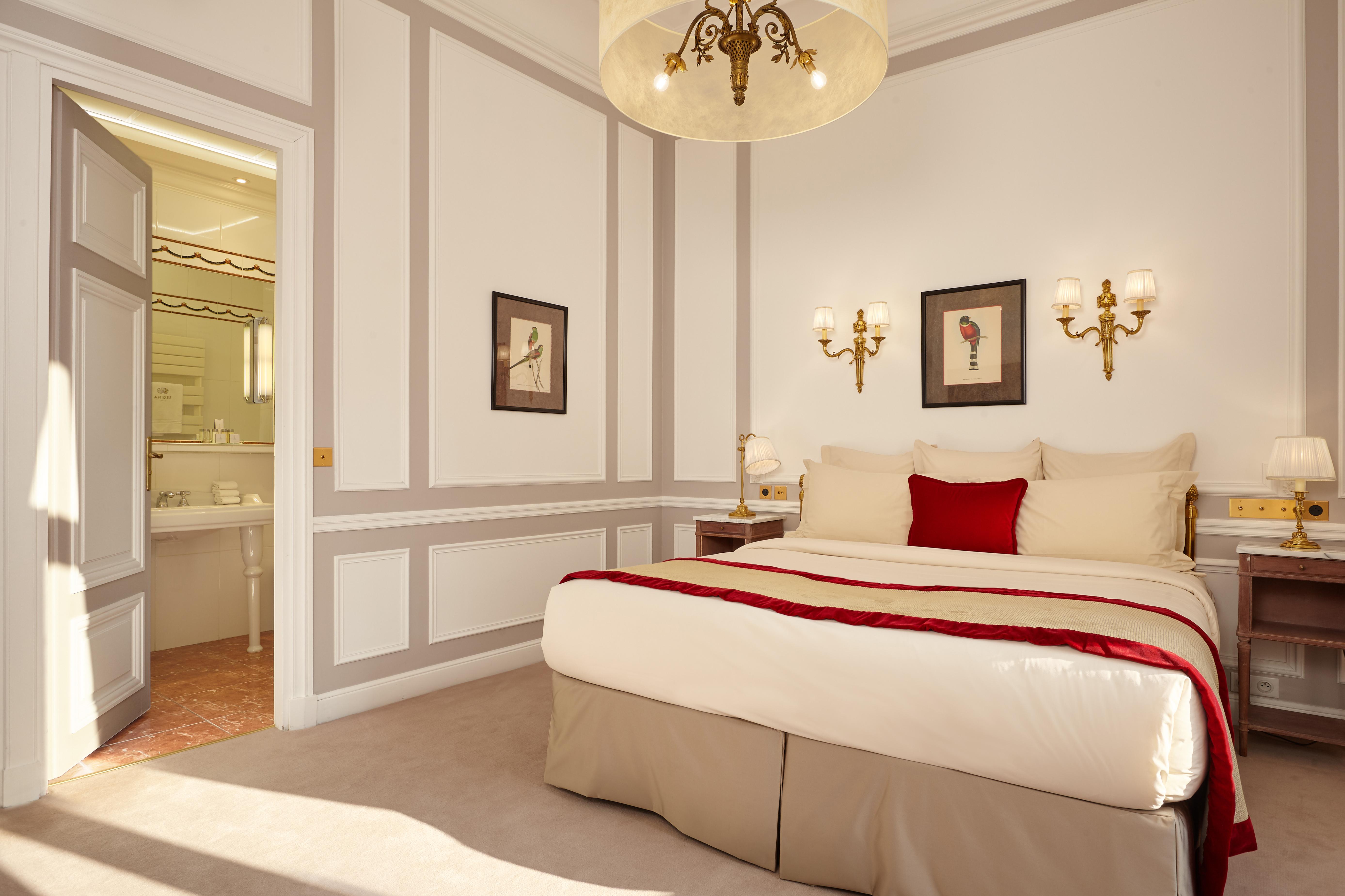 Hotel Regina Louvre Paris Exterior foto A bedroom at the hotel