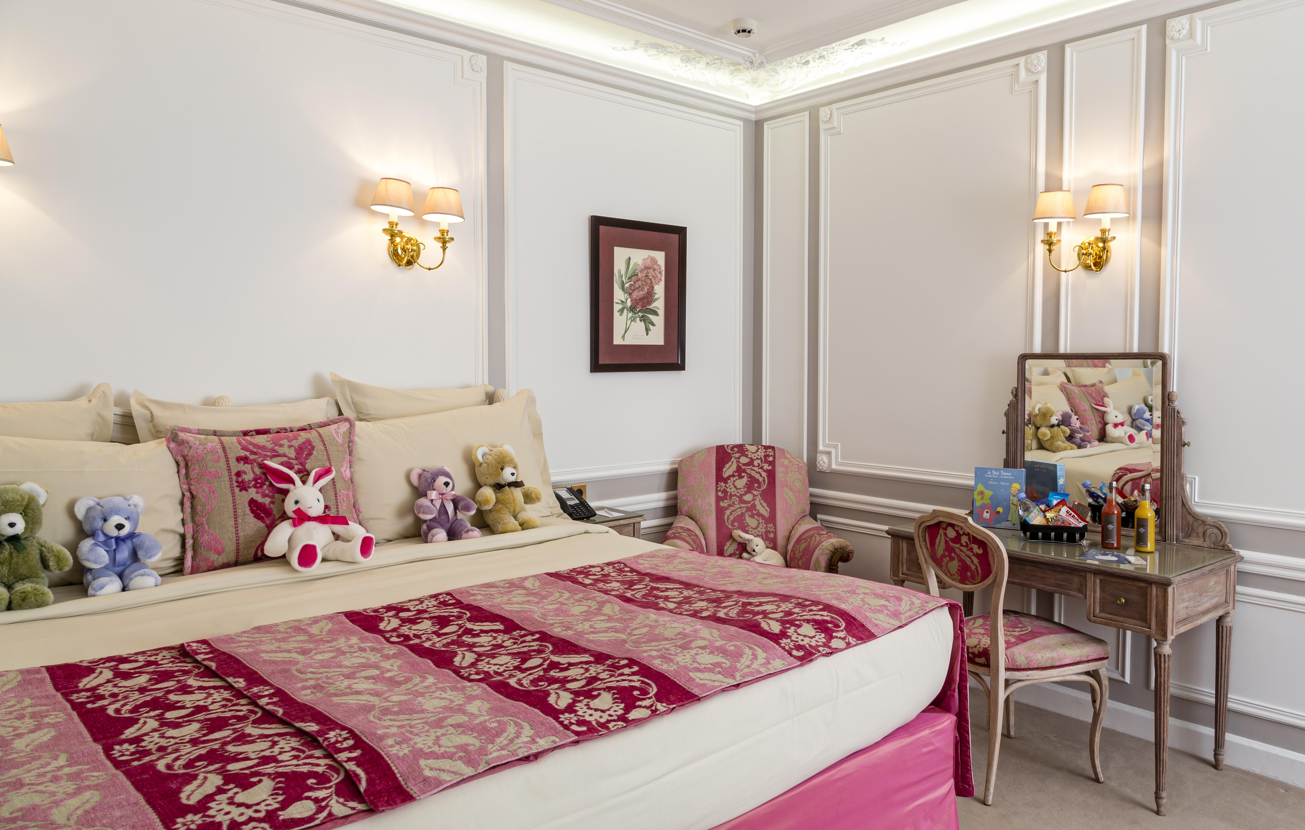 Hotel Regina Louvre Paris Exterior foto A bedroom at the Grand Hotel