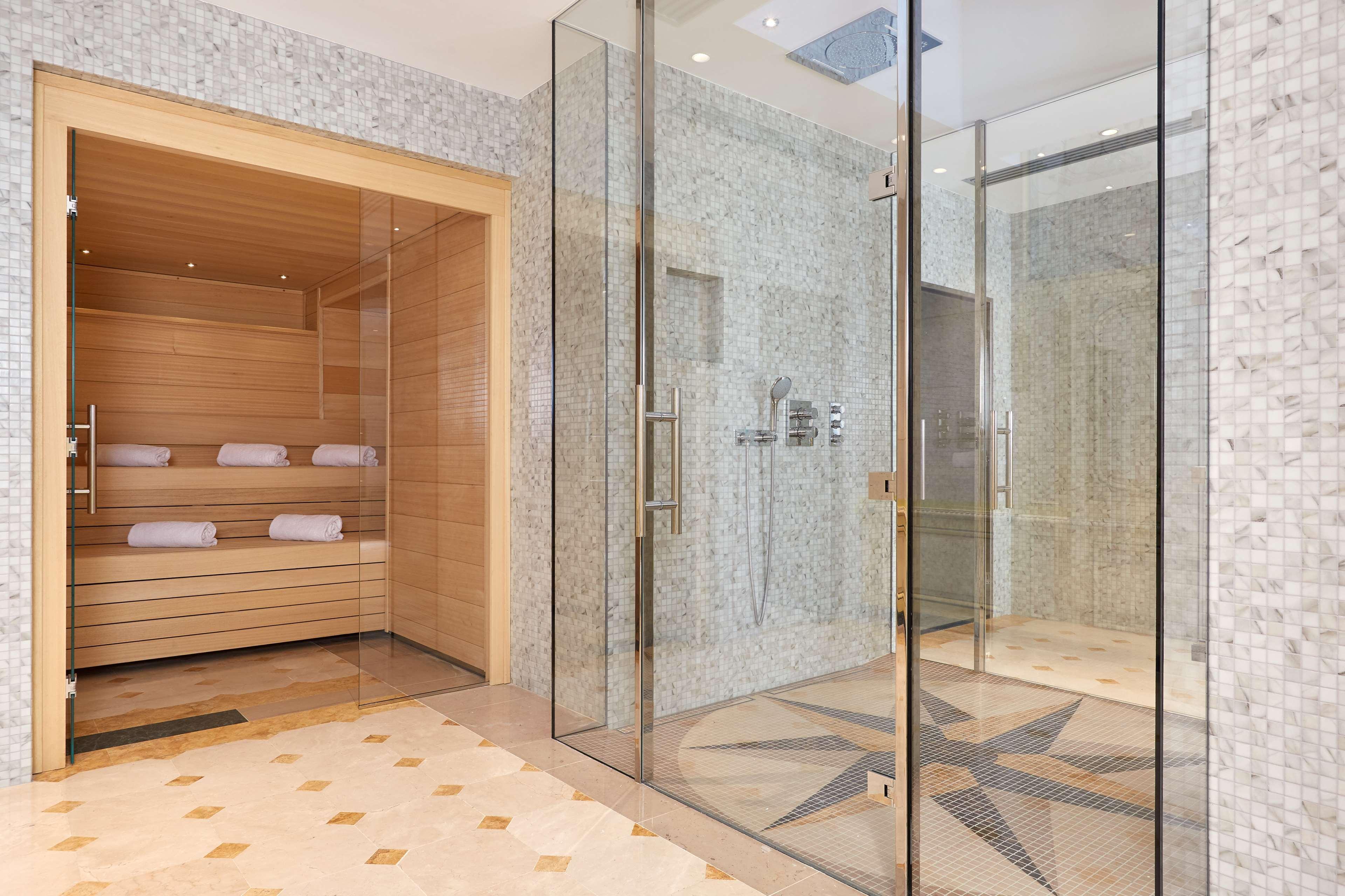 Hotel Regina Louvre Paris Exterior foto A shower enclosure
