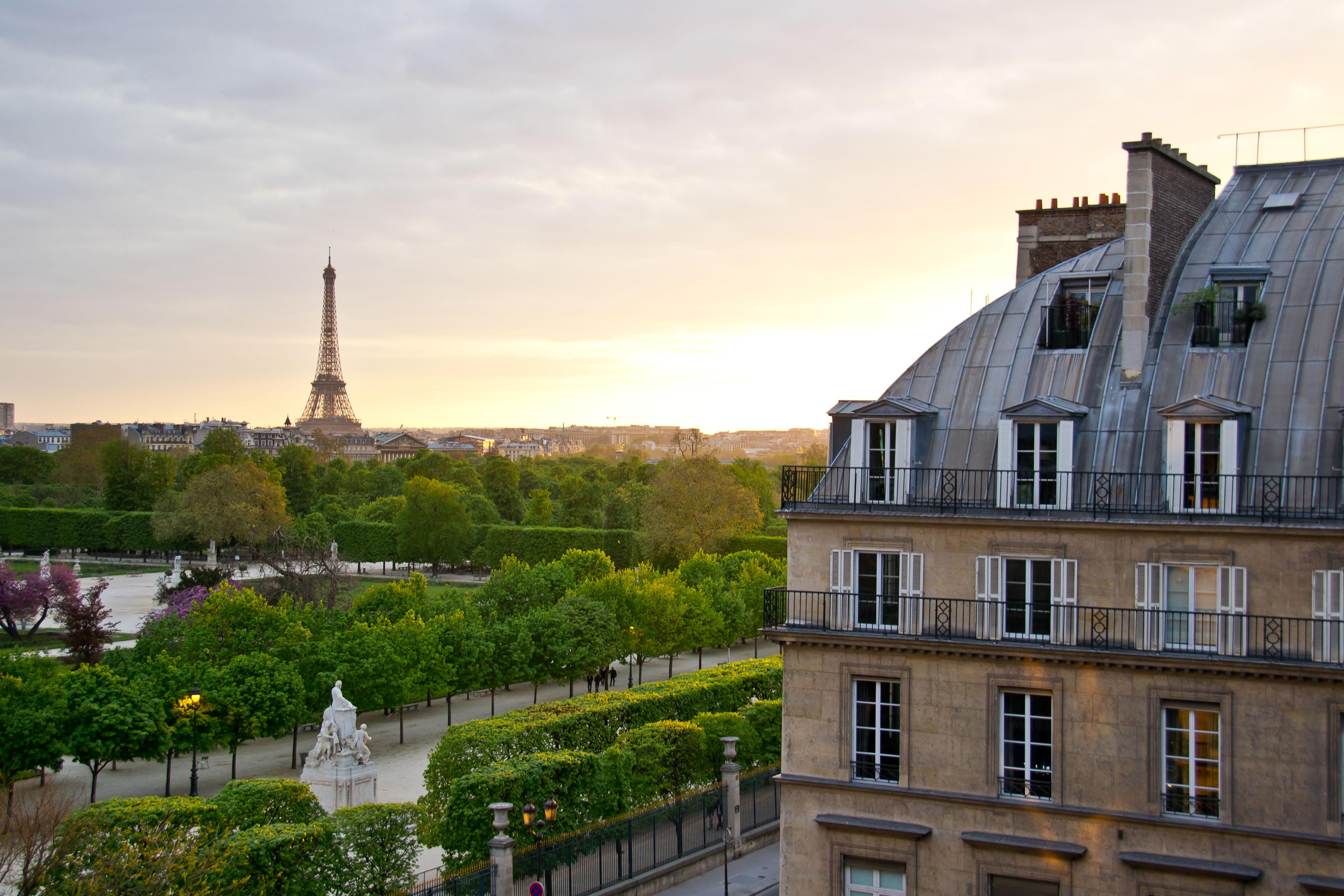 Hotel Regina Louvre Paris Exterior foto View of the Eiffel Tower from the hotel