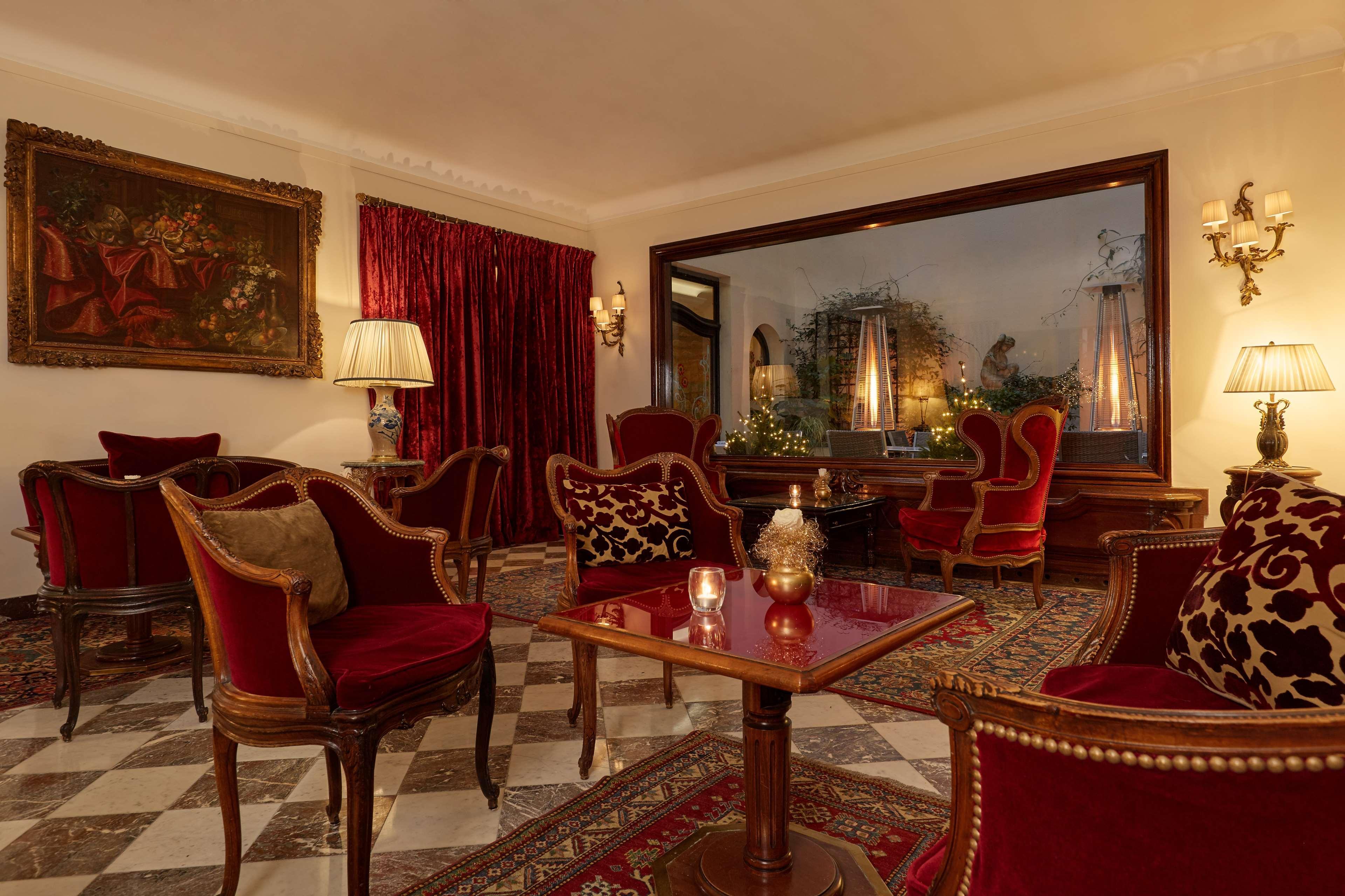Hotel Regina Louvre Paris Exterior foto The hotel's lobby