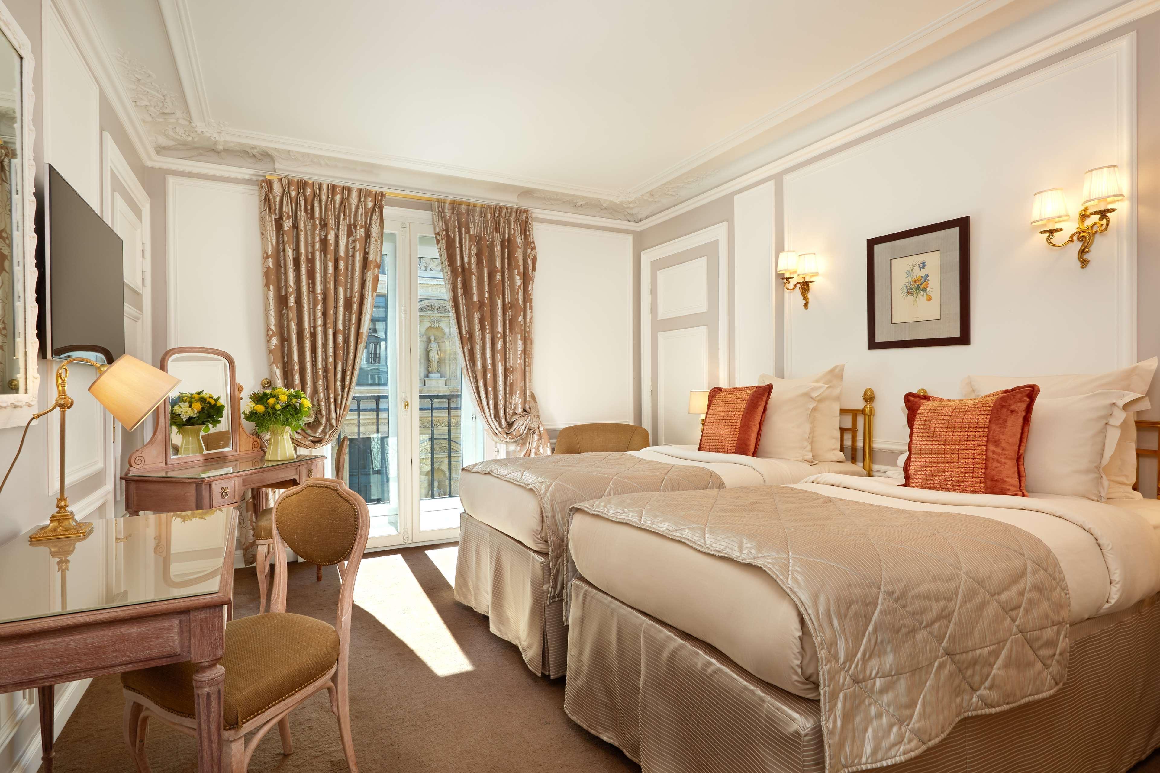 Hotel Regina Louvre Paris Exterior foto A room at the hotel