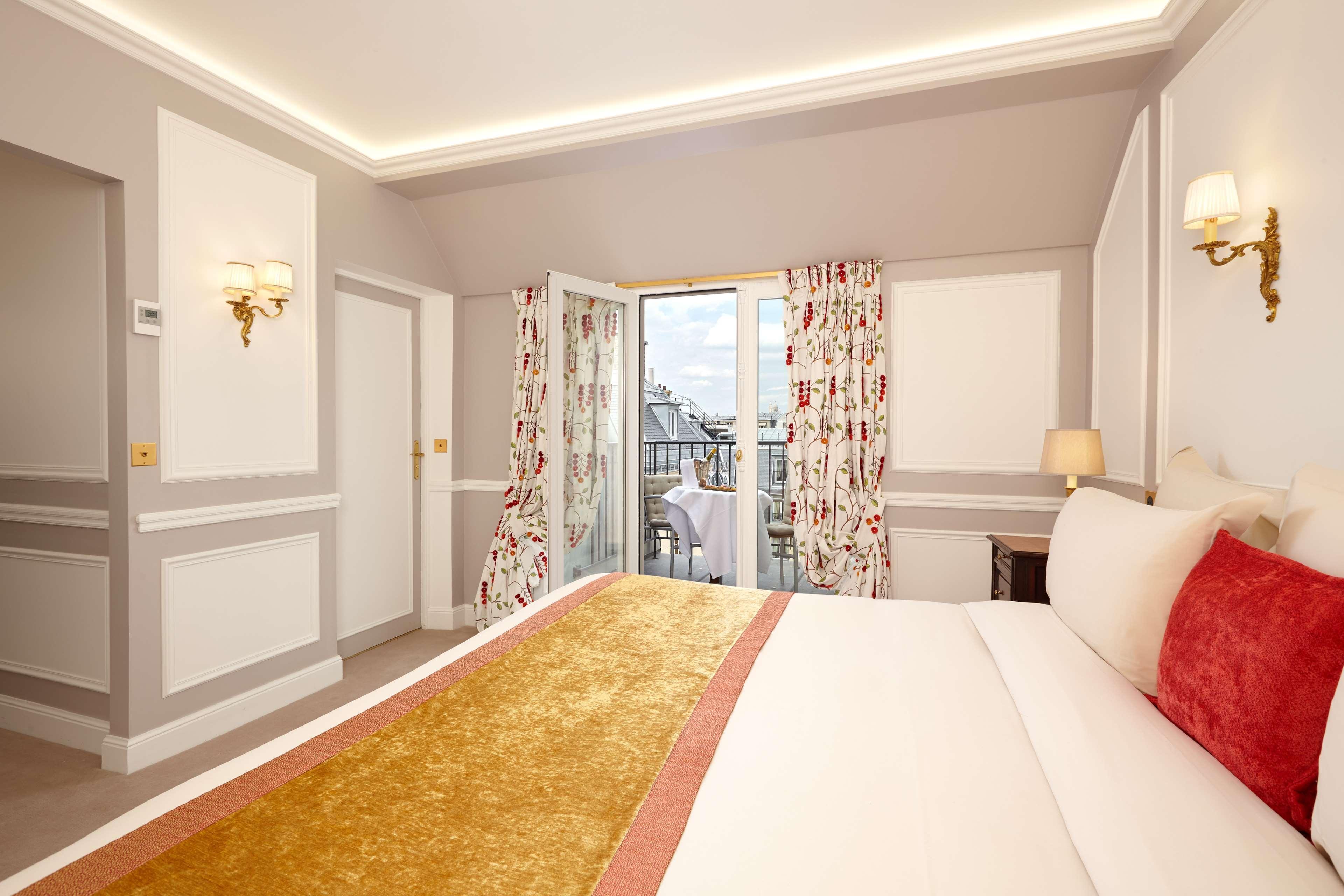 Hotel Regina Louvre Paris Exterior foto A room at the hotel