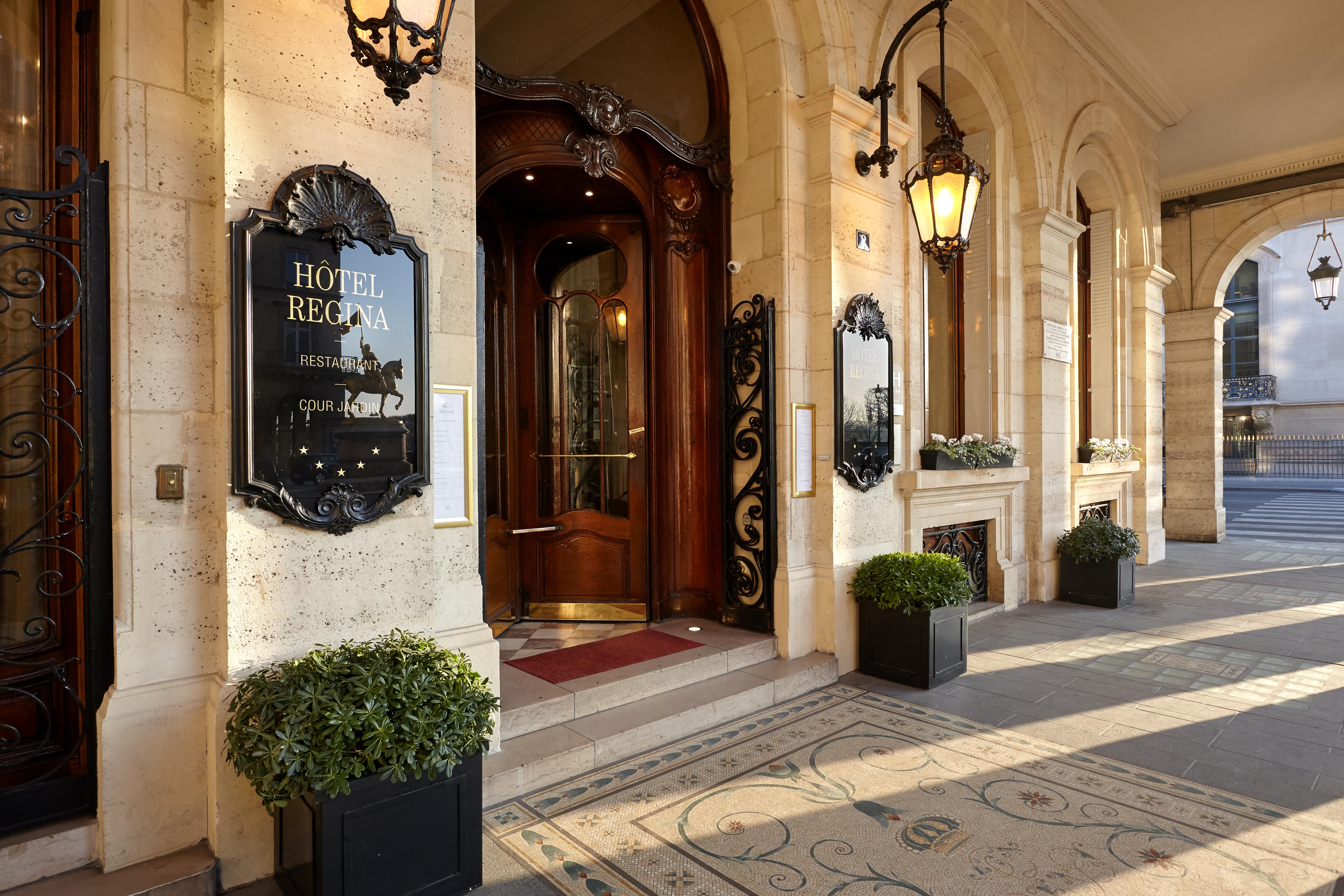 Hotel Regina Louvre Paris Exterior foto Entrance of the hotel
