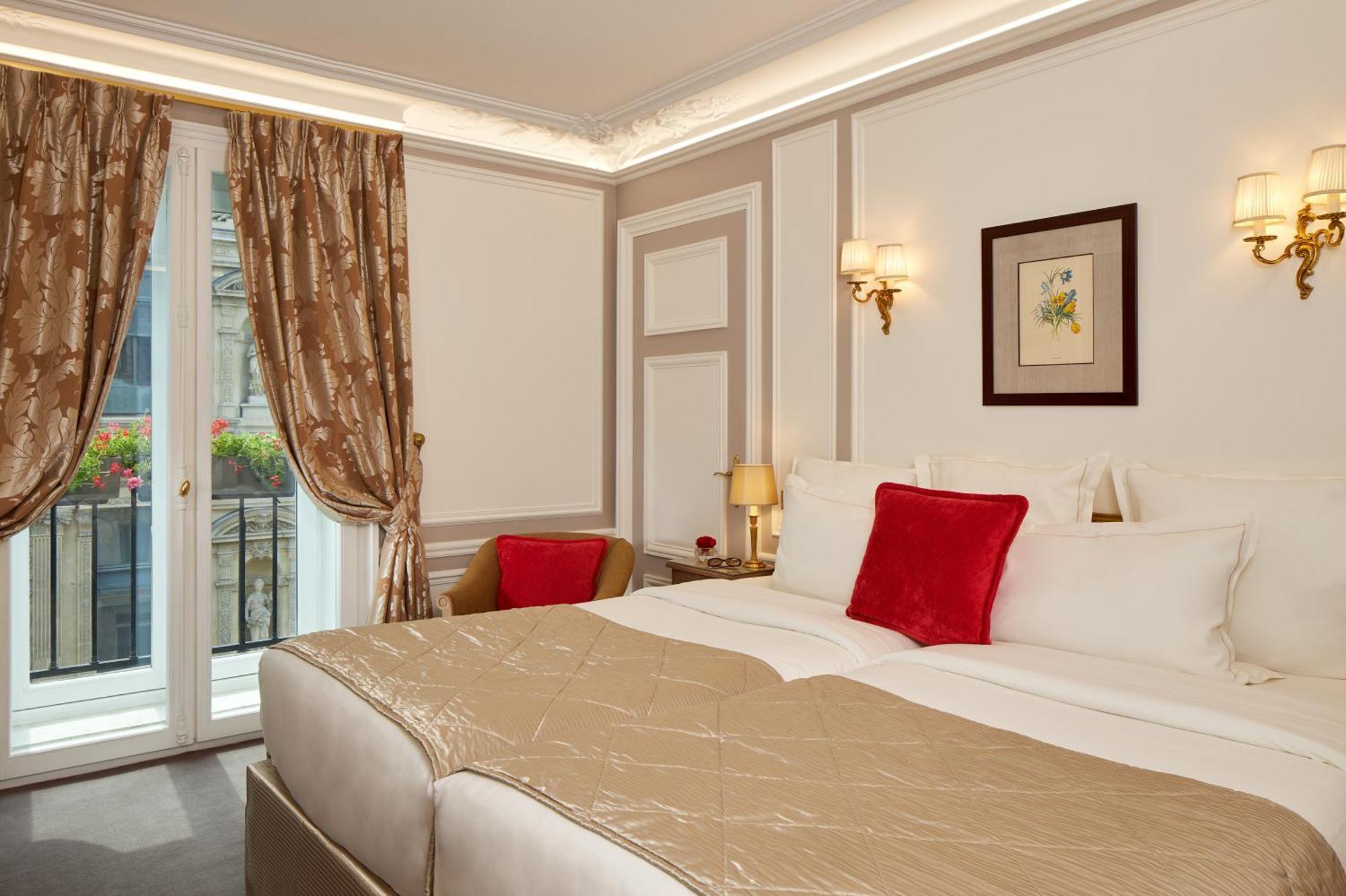 Hotel Regina Louvre Paris Exterior foto A room at the hotel