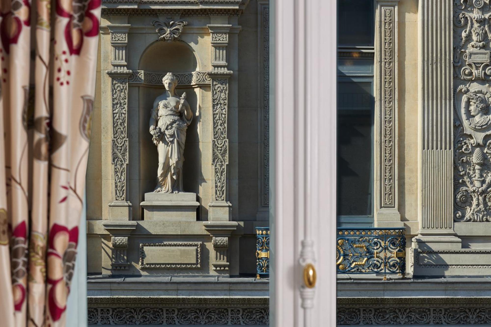Hotel Regina Louvre Paris Exterior foto The statue of Saint Margaret of Antioch