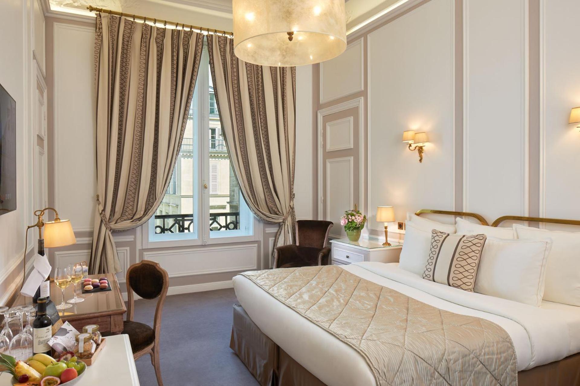 Hotel Regina Louvre Paris Exterior foto A room at the hotel