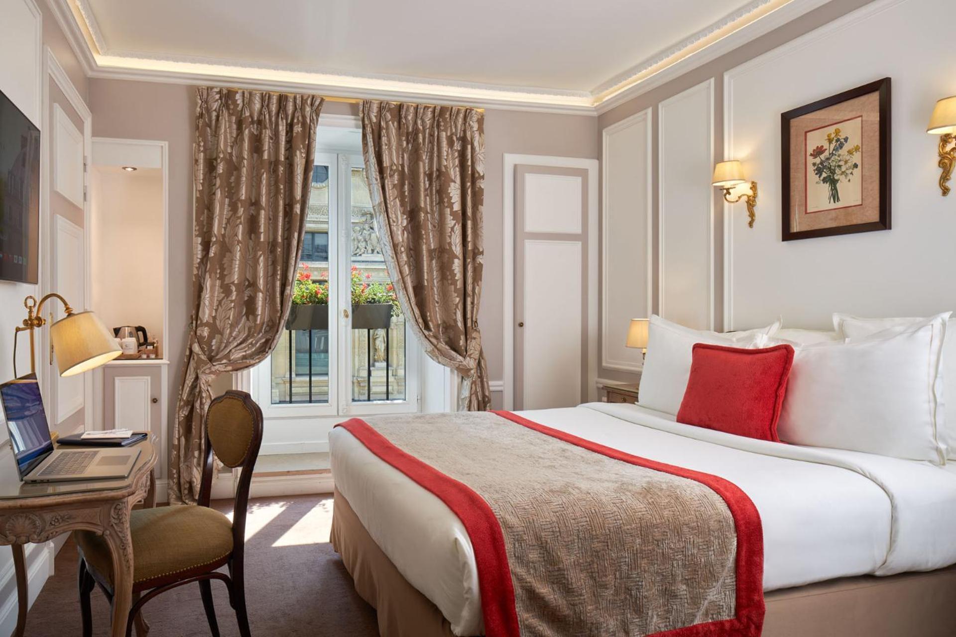 Hotel Regina Louvre Paris Exterior foto A room at the hotel