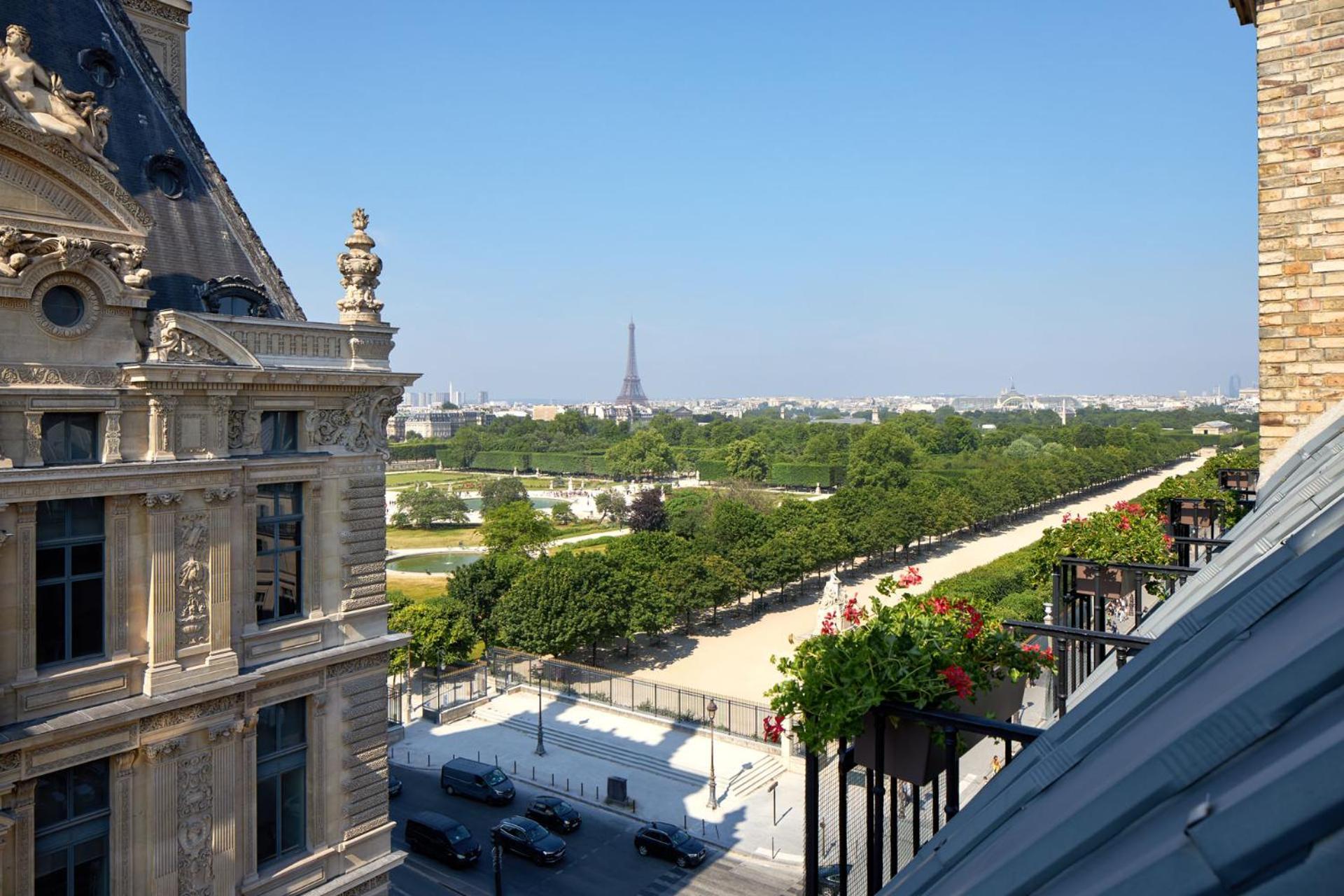 Hotel Regina Louvre Paris Exterior foto View of the Champ de Mars from the hotel