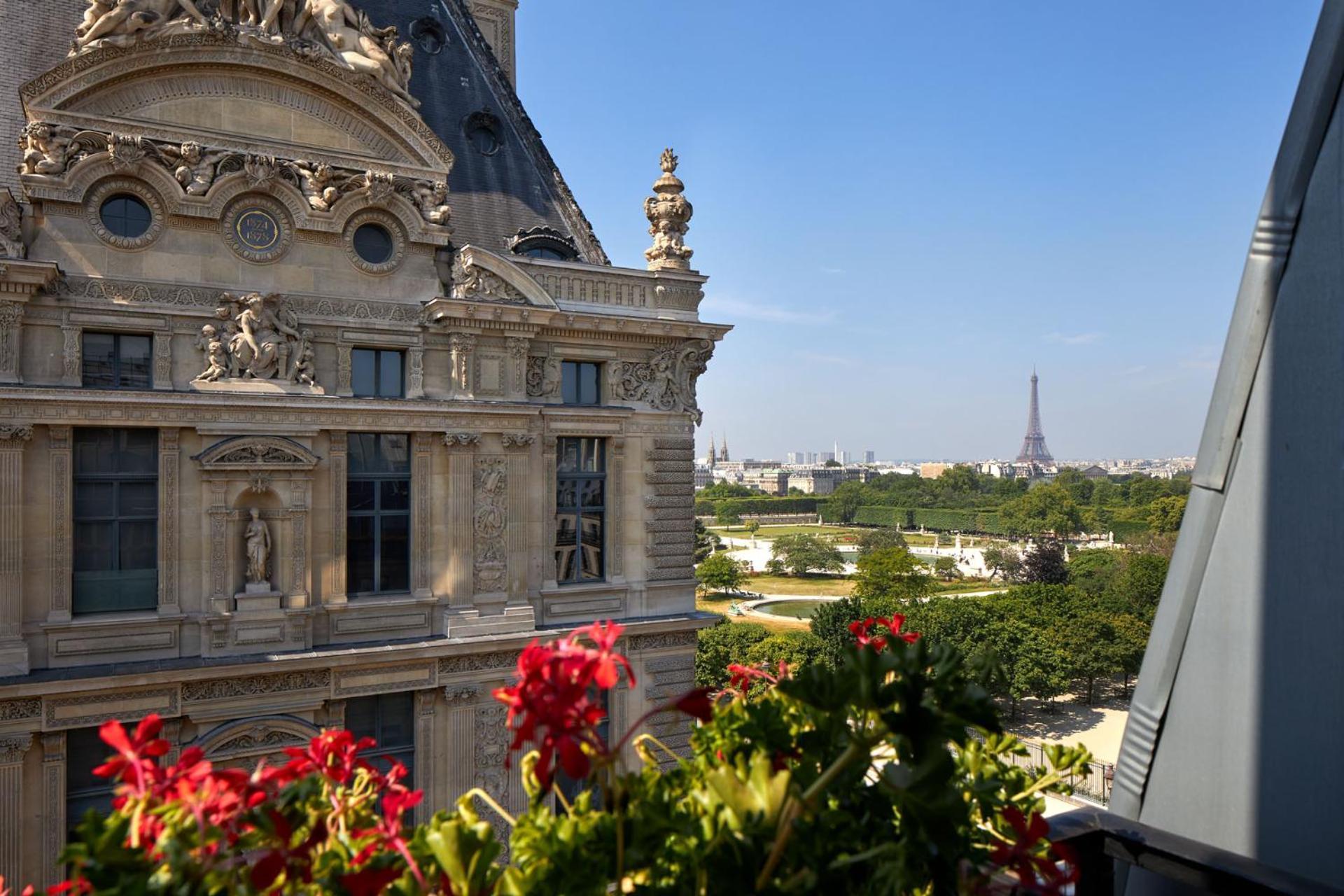 Hotel Regina Louvre Paris Exterior foto View of the Champ de Mars from the hotel
