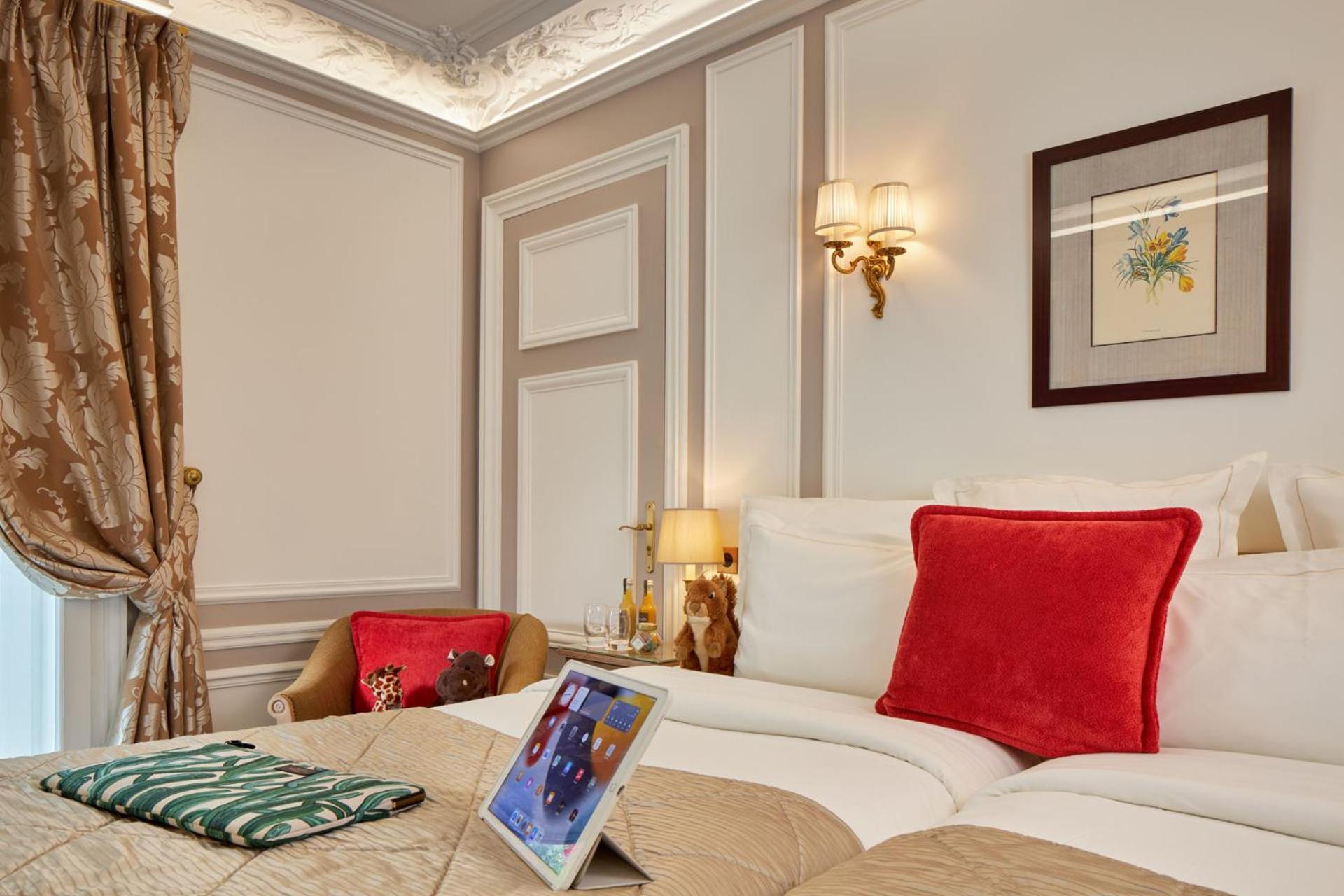 Hotel Regina Louvre Paris Exterior foto A room at the hotel