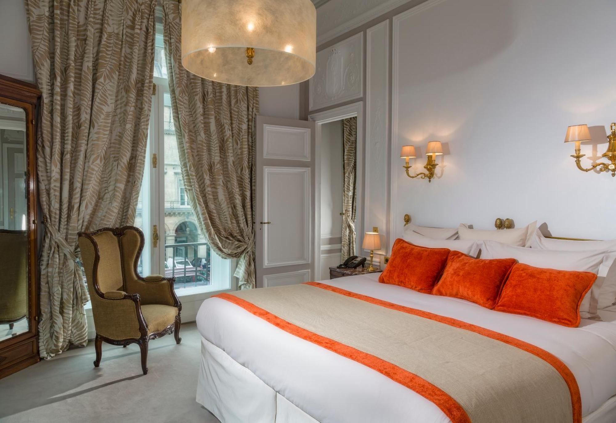 Hotel Regina Louvre Paris Exterior foto A room at the hotel