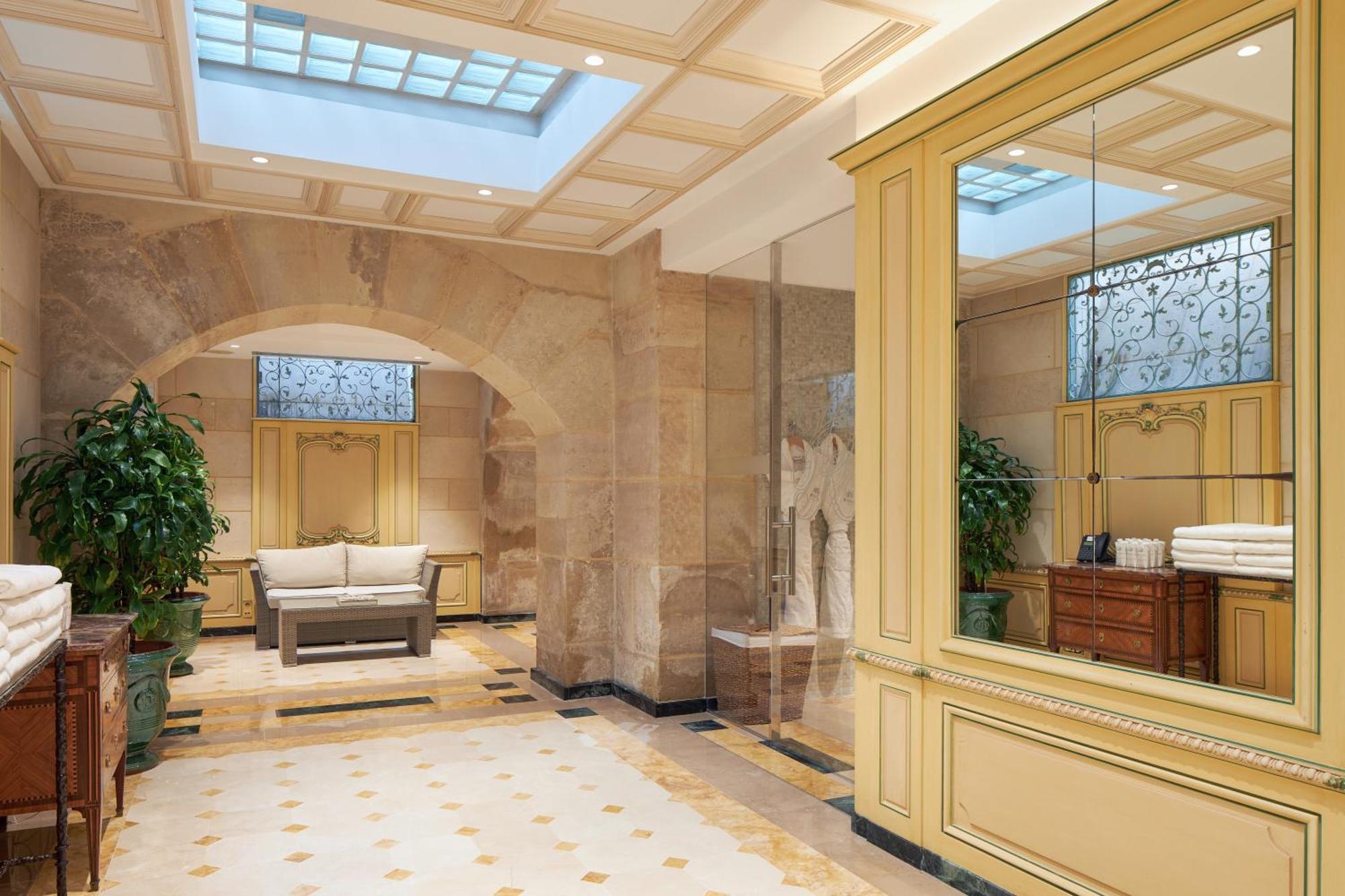 Hotel Regina Louvre Paris Exterior foto The lobby of the hotel