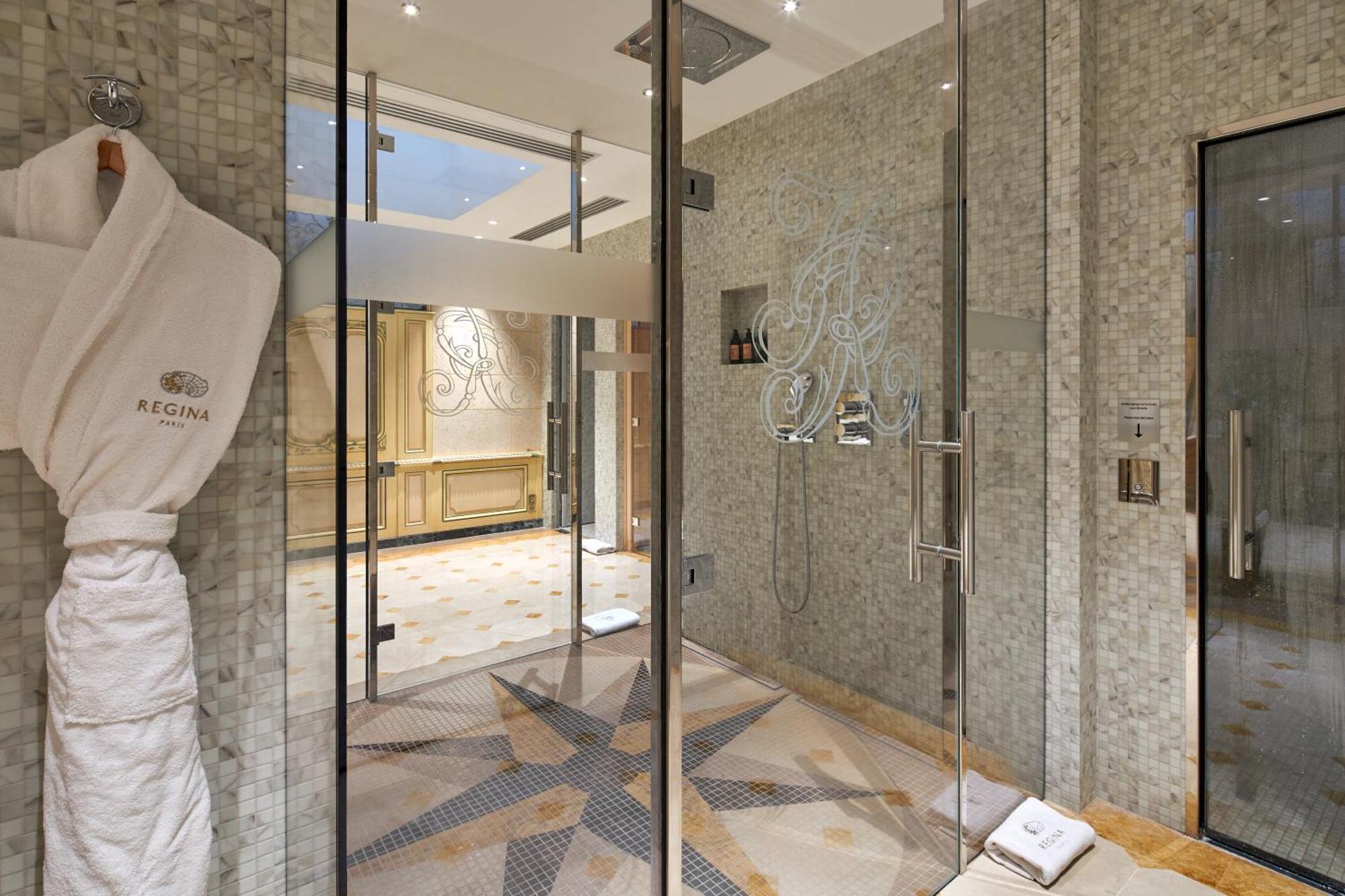 Hotel Regina Louvre Paris Exterior foto A shower with a rain shower head