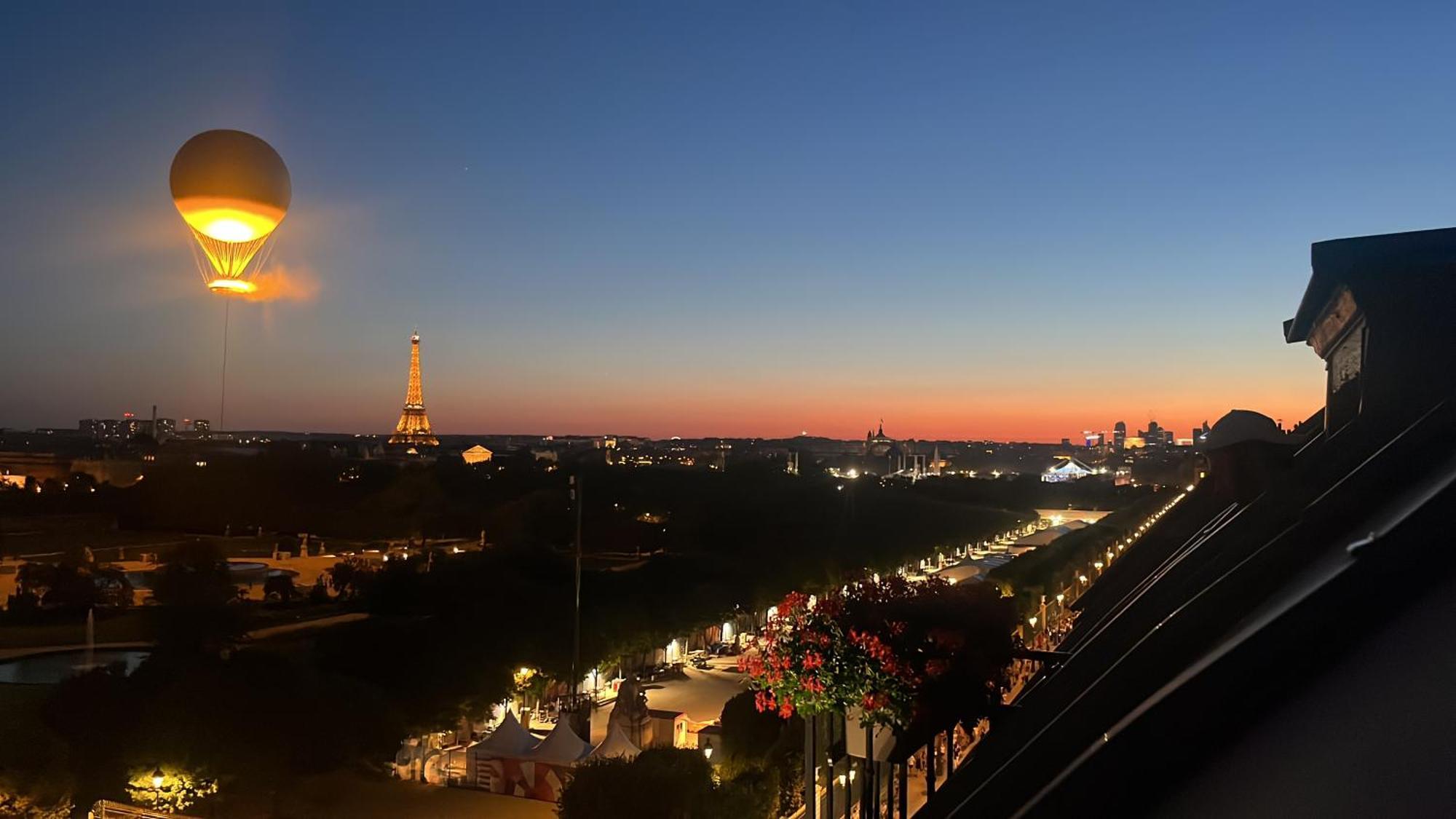 Hotel Regina Louvre Paris Exterior foto View of the city from the top of the water tower